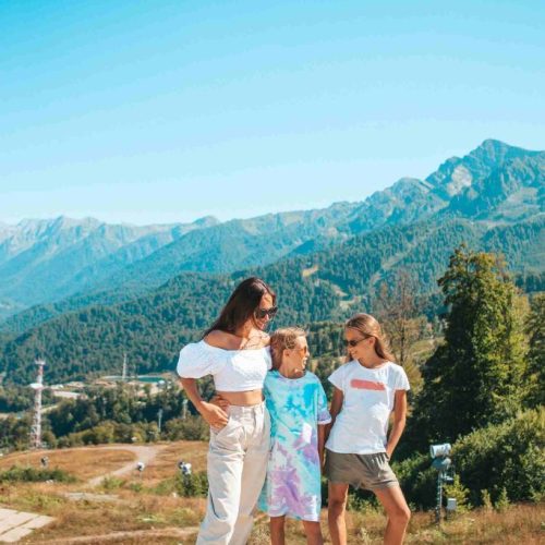 beautiful-happy-family-in-mountains-in-the-backgro-LFC66W6-683x1024