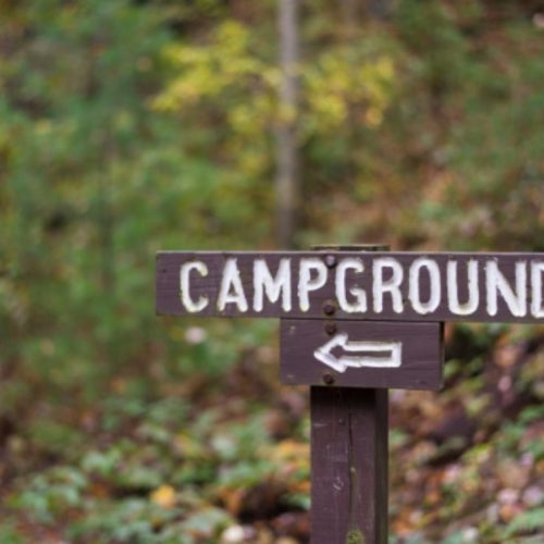 closeup-of-a-wooden-campground-sign-with-arrow-alo-RFTU6YC-1024x758